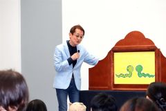 紙芝居を読み聞かせるとよたさん
