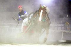 力強い脚で押し切り優勝したカフカと手綱を握った金田騎手（ばんえい十勝提供）