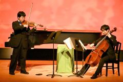 ファーストコンサートで聴衆を楽しませた「デュオ　アルコ」の神田さん（右）と大島さん（左）