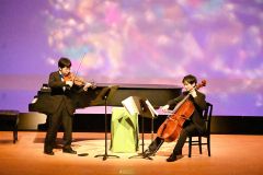 ファーストコンサートで聴衆を楽しませた「デュオ　アルコ」の神田さん（右）と大島さん（左）