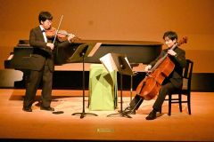 ファーストコンサートで聴衆を楽しませた「デュオ　アルコ」の神田さん（右）と大島さん（左）