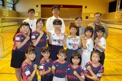 スポンサー名が入ったユニホームを着て意気込む鈴蘭少年団の選手たち。２列目の左から３人目が鈴木篤人主将、後列左から井川達哉さん、村上隆重さん、廣瀬真由美さん、廣瀬文彦さん