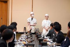 第一ホテルに就職した卒業生（奥）と交流する学生ら