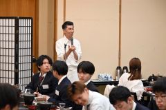 学生にノウハウを伝える吉田総料理長