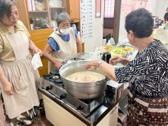 保志さん（右）から「八角部屋のちゃんこ」の特徴などを学ぶ女性部員ら