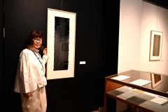 黒のテープ（手前）といぶし銀のテープ（奥）を使った一原さんへのオマージュ作品と池田さん