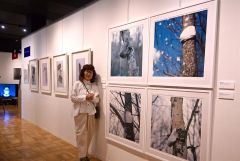 版画家一原さんのオマージュ作品やマスク・プロジェクト作品を展示している個展と池田さん