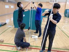 防災資機材の取り扱いなどについて訓練する職員ら