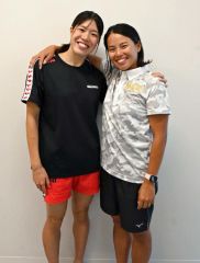 デュアルスイマーとして世界選手権に挑む蝦名愛梨（左）と指導する清水咲子監督