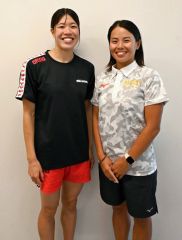 デュアルスイマーとして世界選手権に挑む蝦名愛梨（左）と指導する清水咲子監督