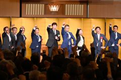 ガンバローコールをする岩本氏と支援者