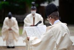 祭事と執り行う神職(塩原真撮影)