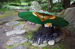 和傘と花手水(塩原真撮影)