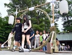 列をなし茅の輪をくぐる参拝者(塩原真撮影)