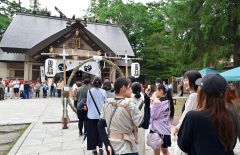 列をなし茅の輪をくぐる参拝者(塩原真撮影)