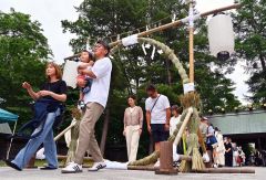 列をなし茅の輪をくぐる参拝者(30日、帯廣神社で。塩原真撮影)