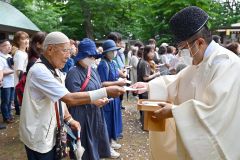 無病息災願い「茅の輪」くぐり 帯廣神社で夏詣始まる 4