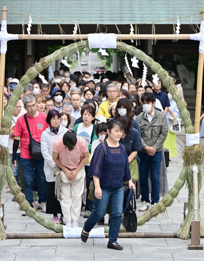 無病息災願い「茅の輪」くぐり　帯廣神社で夏詣始まる