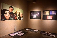 床も展示空間とした