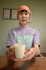 ５日から販売を始める「米麹甘酒」をＰＲするオトノハの土屋店主