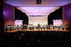芽室中吹奏楽部との共演で歌声を響かせる団員たち