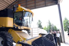 実際に収穫機械の運転席に乗り記念撮影をして楽しむ学生たち