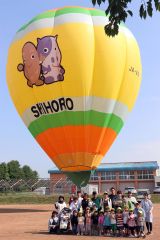 上居辺へき地保育所閉所の記念に熱気球体験搭乗が開かれた