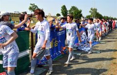 試合後、ファンとハイタッチを交わすスカイアースの選手たち（金野和彦撮影）