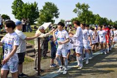 試合後、ファンとハイタッチを交わすスカイアースの選手たち（金野和彦撮影）