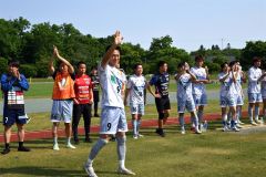 ＣＡＮＡＬＥ小樽に５―０で快勝し、５連勝で首位をキープした北海道十勝スカイアース。試合後、ファンへあいさつをする山下亮介主将（手前）と選手たち（金野和彦撮影）