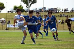 【道リーグ第５節・北海道十勝スカイアース―ＣＡＮＡＬＥ小樽】前半２６分すぎ、スカイアースのＦＷ兼田寛也（グレー色ユニホーム）がシュートを決め、３―０とする（金野和彦撮影）