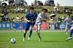 【道リーグ第５節・北海道十勝スカイアース―ＣＡＮＡＬＥ小樽】後半５分すぎ、スカイアースのＭＦ岡田大介（グレー色ユニホーム）がシュートを決め、４―０とする（金野和彦撮影）