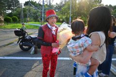 日本縦断ソロツーリングを完遂して友人らに出迎えられた佐々木さん（左）