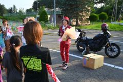 日本縦断ソロツーリングを完遂して友人らに出迎えられた佐々木さん（右）。後方のバイクは１万２５００キロを走破した愛車