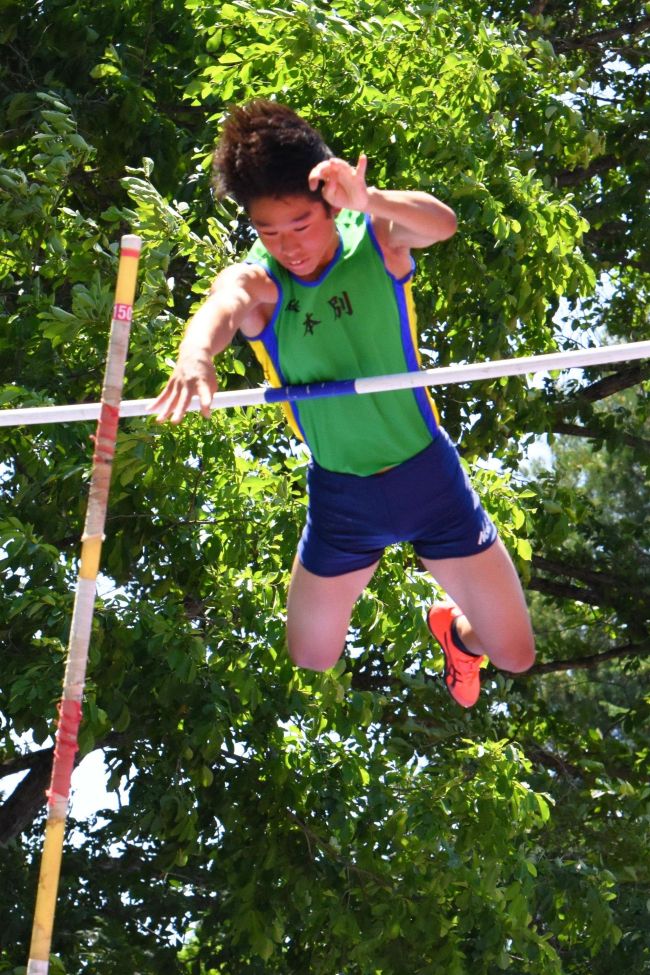 唯野（本別）棒高跳び十勝中学新　人見（足寄）２種目、中鉢（札内）１００で全国へ　全日本中学通信陸上十勝大会