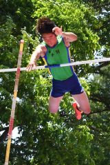 唯野（本別）棒高跳び十勝中学新　人見（足寄）２種目、中鉢（札内）１００で全国へ　全日本中学通信陸上十勝大会