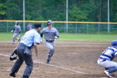 【決勝・タケシマスポーツ―六花亭】本塁に突っ込む元日本ハムの六花亭・福田光輝（中央）