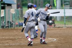 【決勝・タケシマスポーツ―六花亭】軟式球への対応に苦しむも笑顔を見せる元日本ハムの六花亭・福田光輝（右）