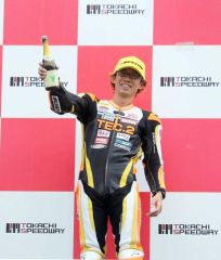 今季初戦を完勝した小林崇晶が、表彰台の上で歓喜する