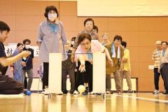 ゲート通しの競技で盛り上がる参加者たち