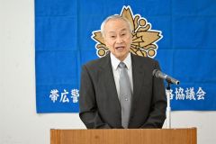 あいさつする菅会長