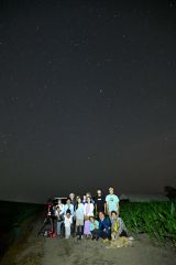 星空ツアーの参加者（金野和彦撮影）