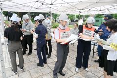避難状況などを報告する職員