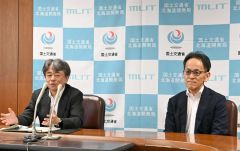 会見する遠藤新局長（左）と坂場前局長