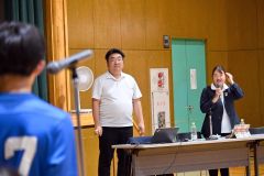 生徒の質問に答える（左から）真鍋さんと國保さん