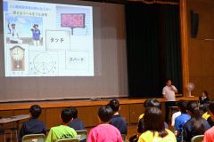 ろう者にも伝わる審判やゲーム進行について紹介する真鍋さん