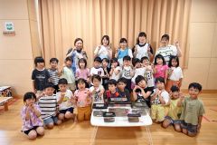 園内でかえしたカブトムシと世話をしている年長児ら