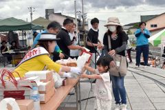 地元のグルメやステージショーなど多彩なプログラムを楽しんだ