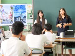 更別中央中の生徒と交流したアラニスさん（右）とアビさん