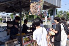 出店した飲食を楽しむ来場者たち
